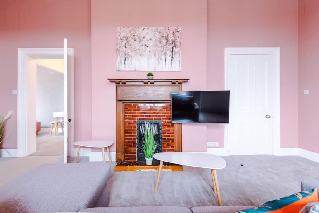 Pink Palace - Central Apartment Chester Dış mekan fotoğraf