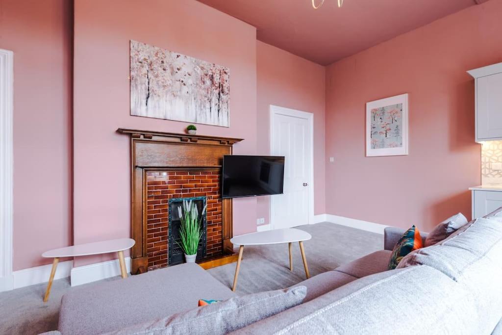 Pink Palace - Central Apartment Chester Dış mekan fotoğraf