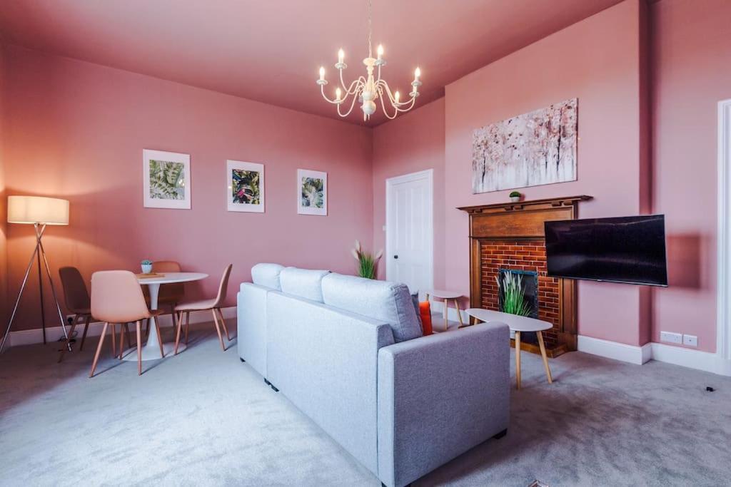 Pink Palace - Central Apartment Chester Dış mekan fotoğraf
