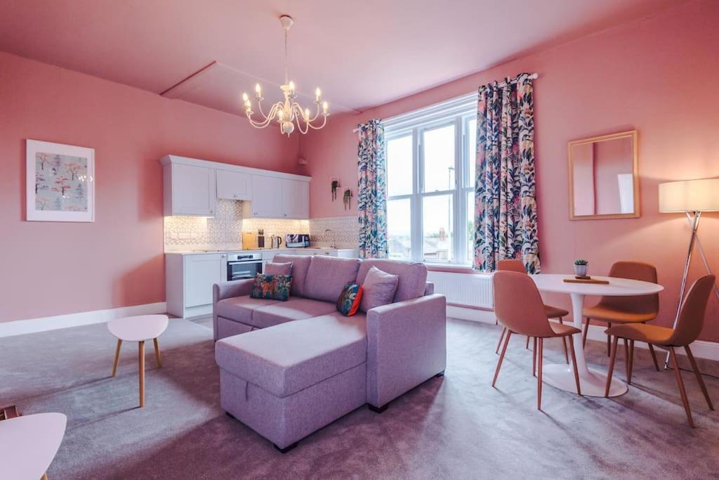 Pink Palace - Central Apartment Chester Dış mekan fotoğraf