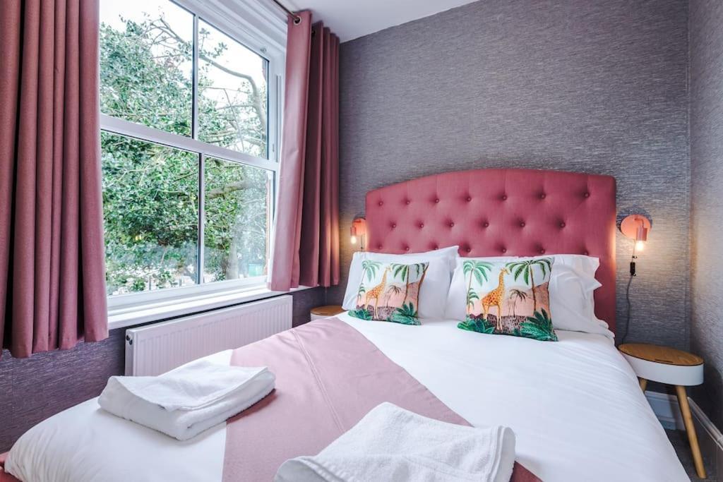 Pink Palace - Central Apartment Chester Dış mekan fotoğraf