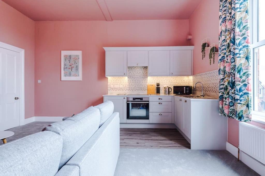 Pink Palace - Central Apartment Chester Dış mekan fotoğraf