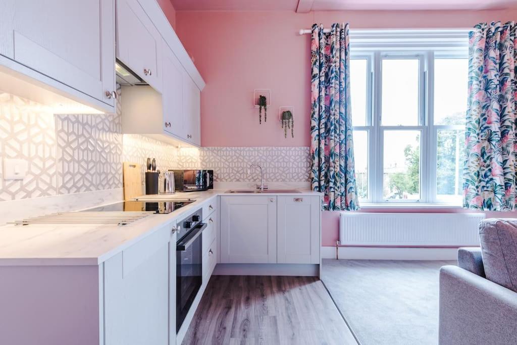 Pink Palace - Central Apartment Chester Dış mekan fotoğraf