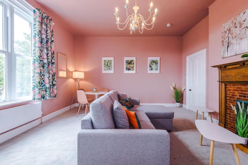 Pink Palace - Central Apartment Chester Dış mekan fotoğraf