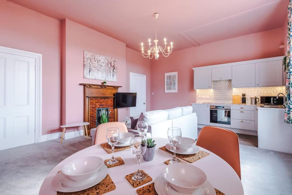 Pink Palace - Central Apartment Chester Dış mekan fotoğraf