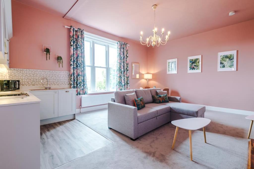 Pink Palace - Central Apartment Chester Dış mekan fotoğraf