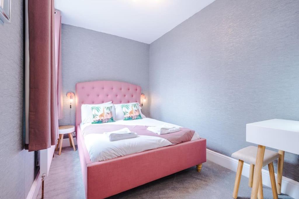 Pink Palace - Central Apartment Chester Dış mekan fotoğraf