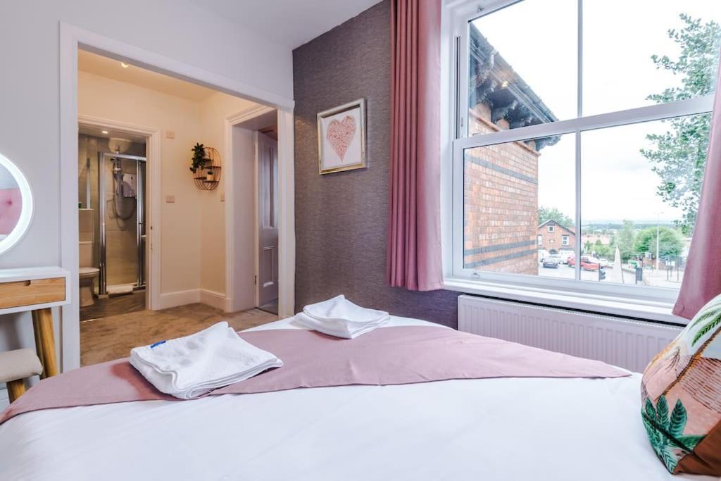 Pink Palace - Central Apartment Chester Dış mekan fotoğraf