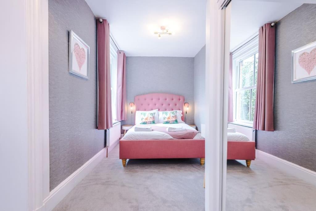 Pink Palace - Central Apartment Chester Dış mekan fotoğraf